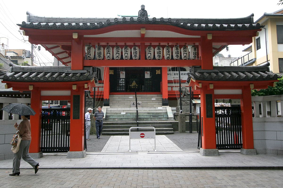 Vermilion gate of Bishamonten Zenkokuji temple on the Kagurazaka-dori slope