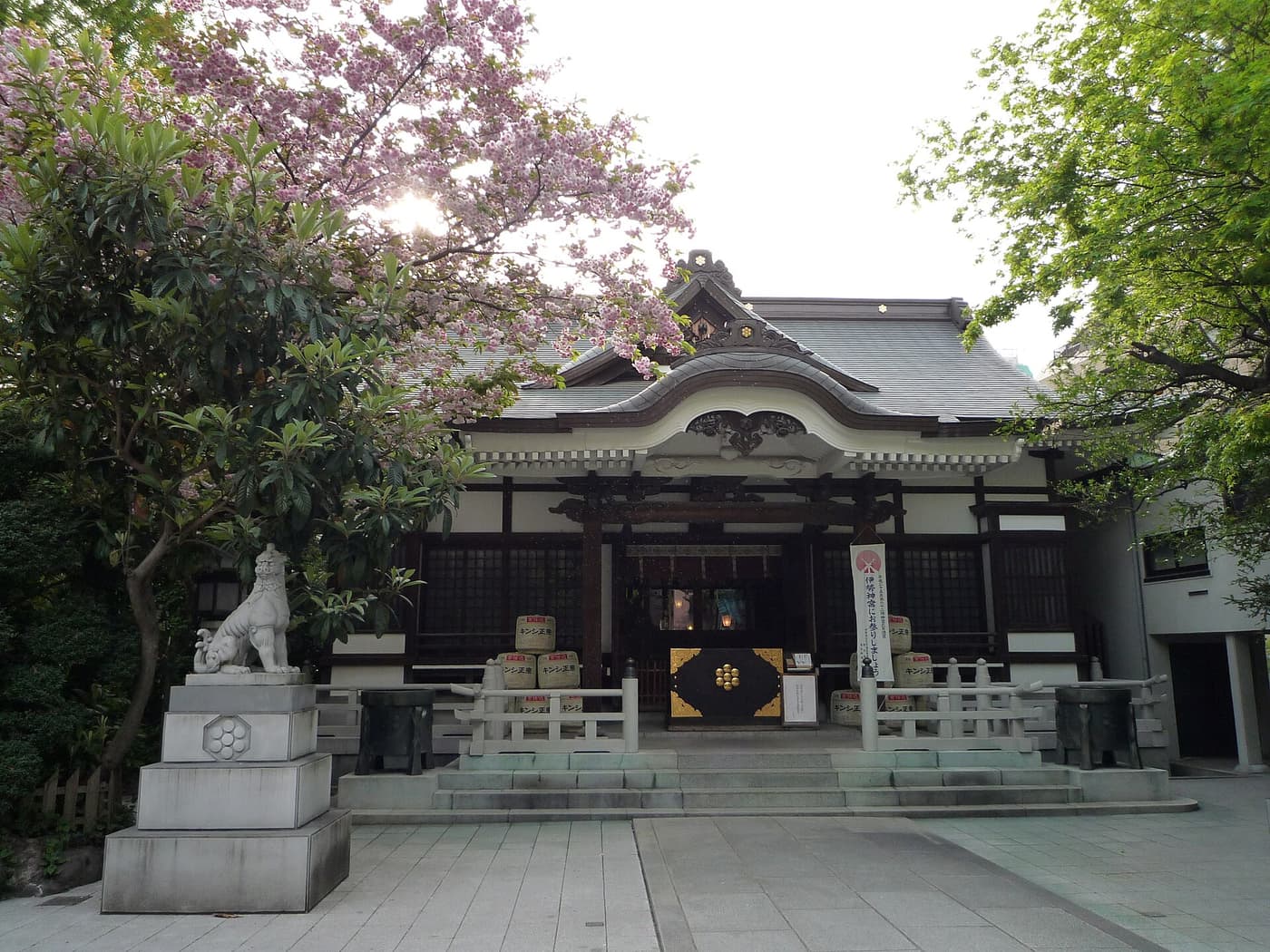 Main hall of Torigoe Shrine with its guardian lion statue on the edge of Kuramae