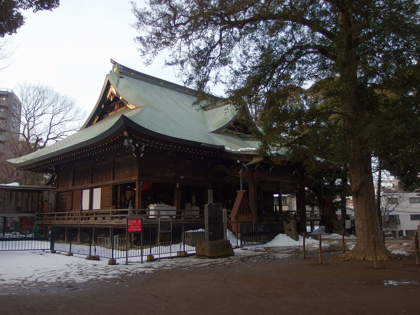 Main hall of Zoshigaya Kishimojin temple in its wooded grounds near Ikebukuro