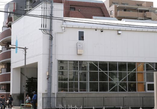 Converted white warehouse housing the Blue Bottle Coffee roastery in Kiyosumi-Shirakawa
