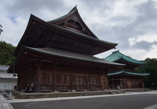 Wooden Butsuden hall of Kenchoji, the oldest Zen training temple in Kamakura
