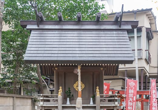 Tiny Kisho Jinja weather shrine on its stone platform in the grounds of Koenji Hikawa Shrine
