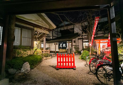 Lantern-lit garden courtyard leading to the Obana unagi restaurant at dusk, Minami-Senju