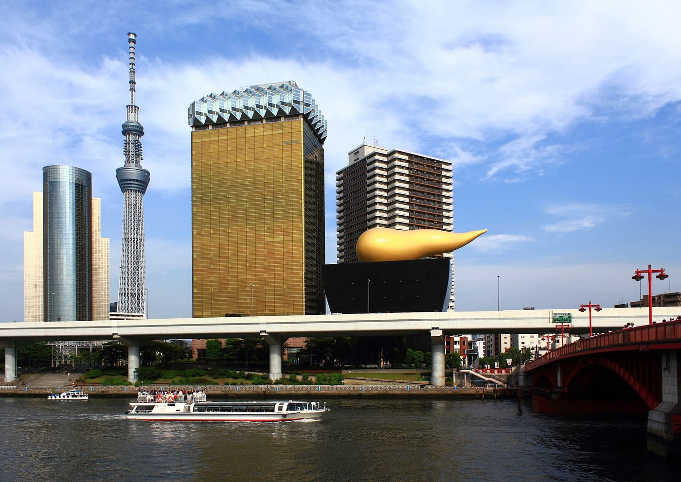 La Tokyo Skytree et l’immeuble Asahi de l’autre côté de la Sumida, vus d’Azumabashi