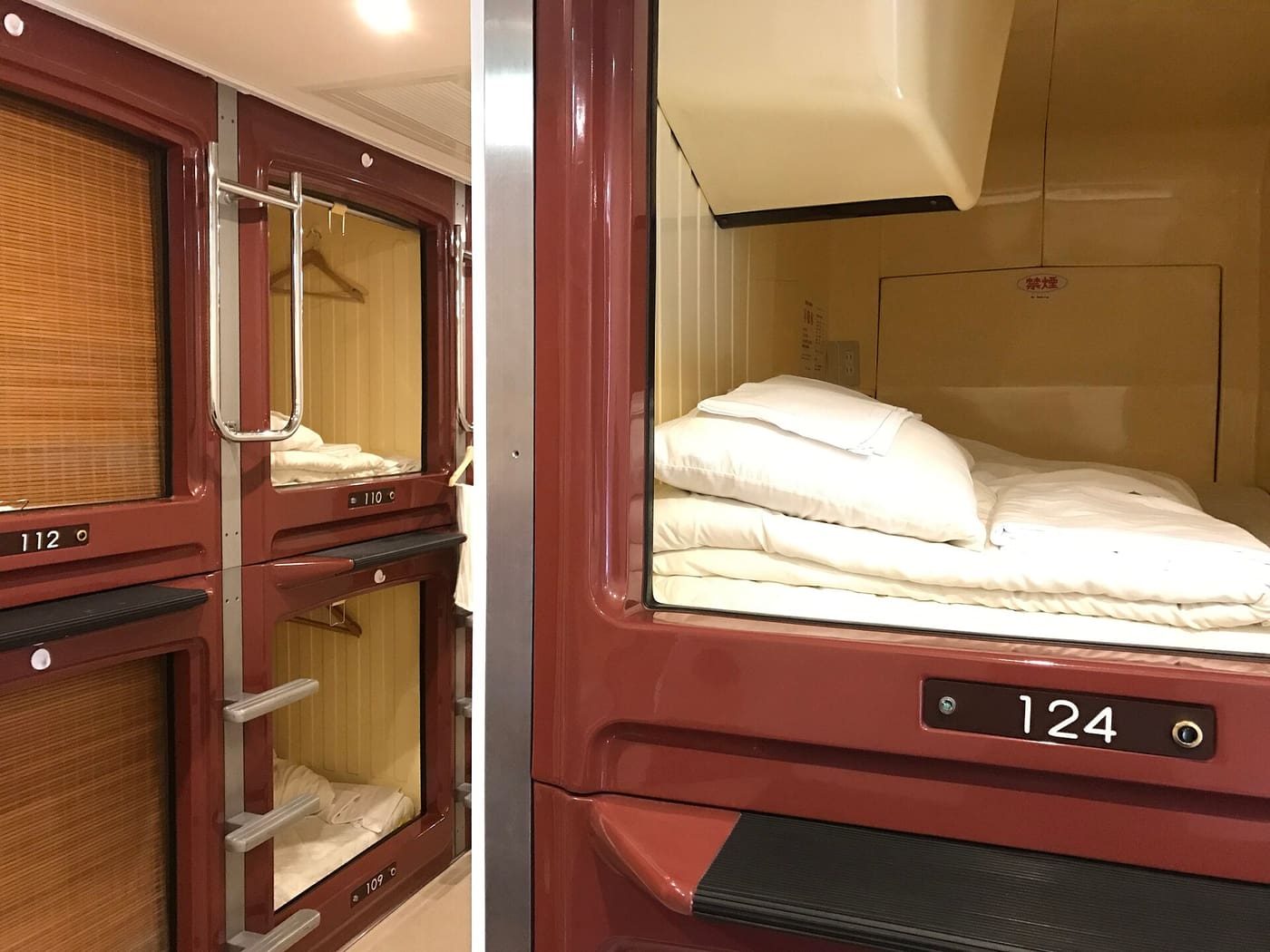 東京のカプセルホテルに並ぶ番号付きのカプセル