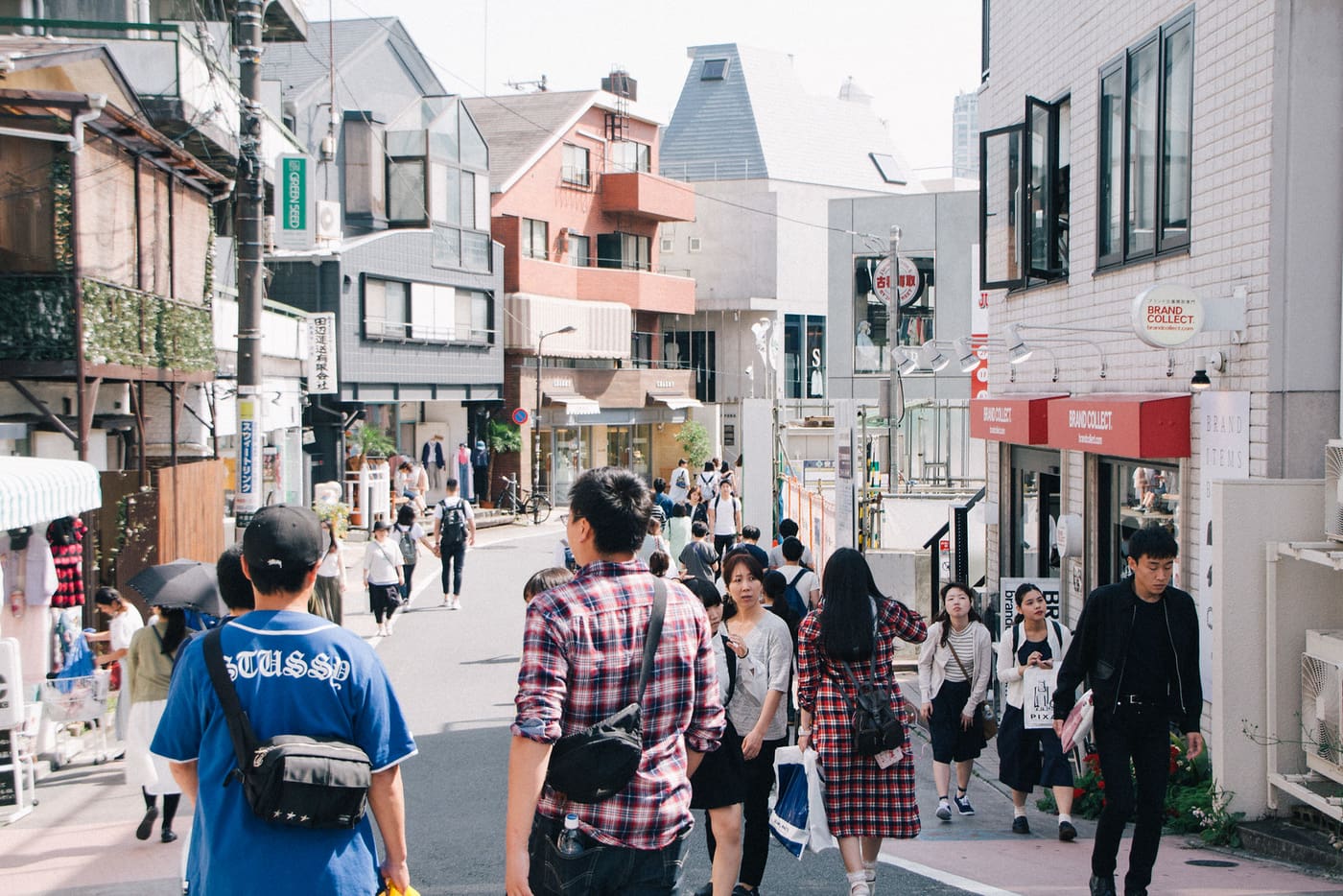Des passants dans Cat Street, rue de boutiques entre Shibuya et Harajuku