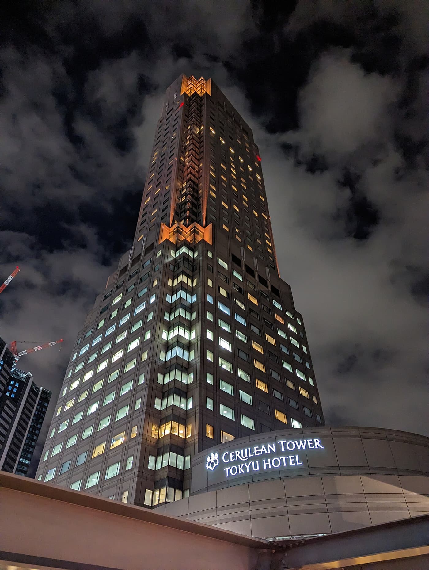 La tour du Cerulean Tower Tokyu Hotel illuminée la nuit à Sakuragaoka-cho, Shibuya