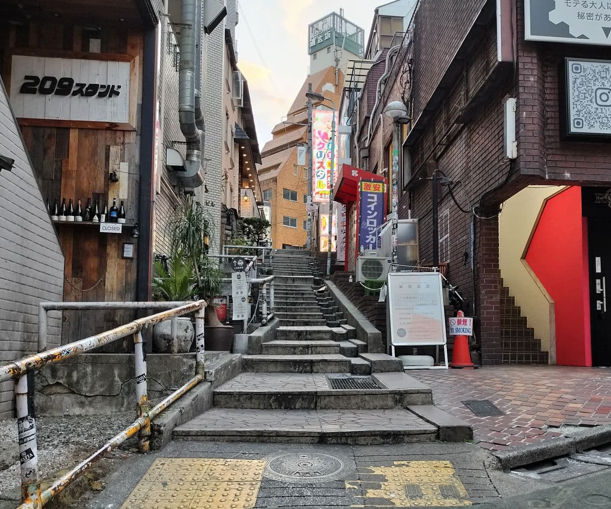 Un escalier de pierre dans une ruelle calme de Dogenzaka, à Shibuya