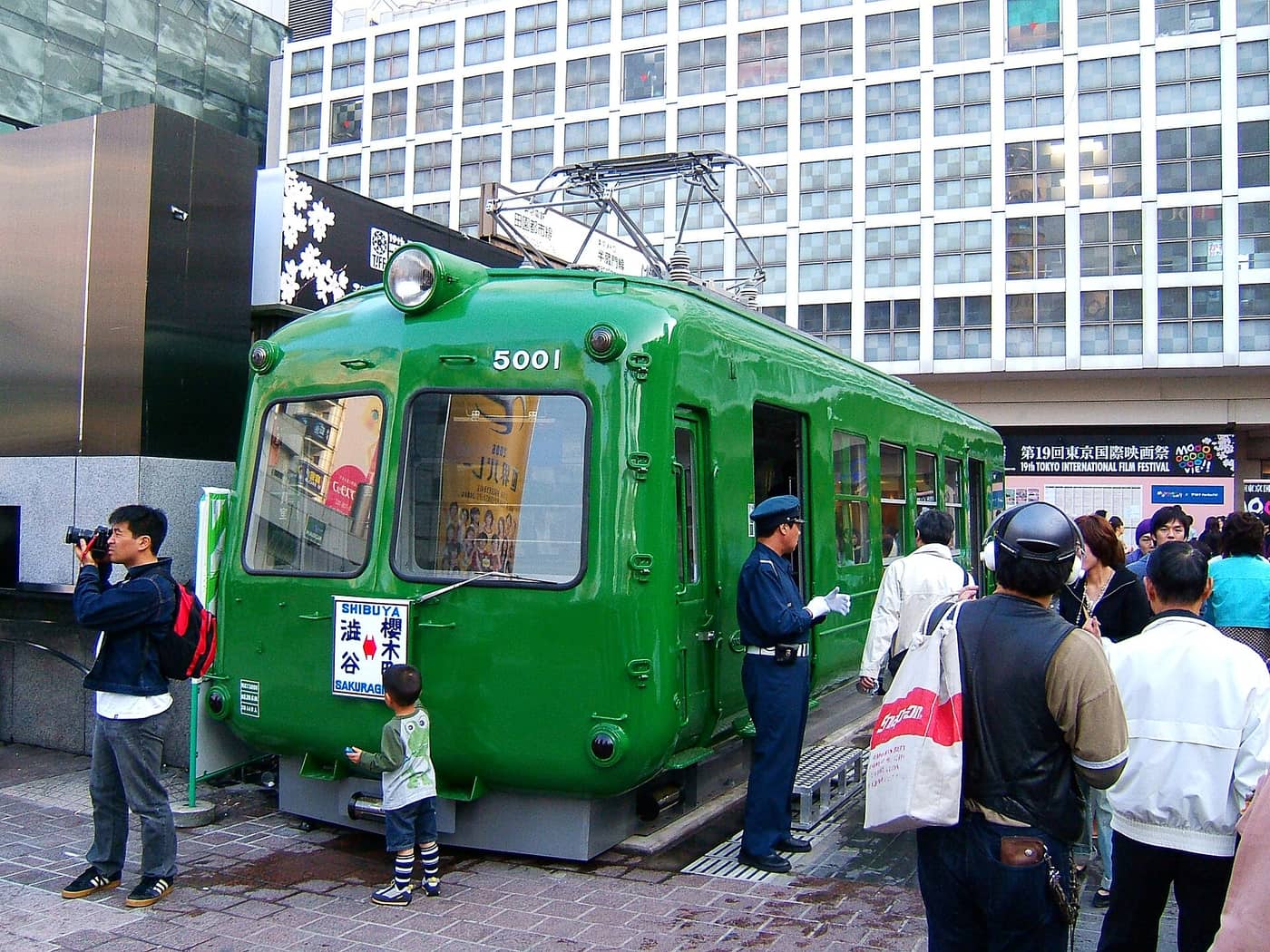 L’ancienne voiture verte de la ligne Toyoko sur la place Hachiko, devant la gare de Shibuya