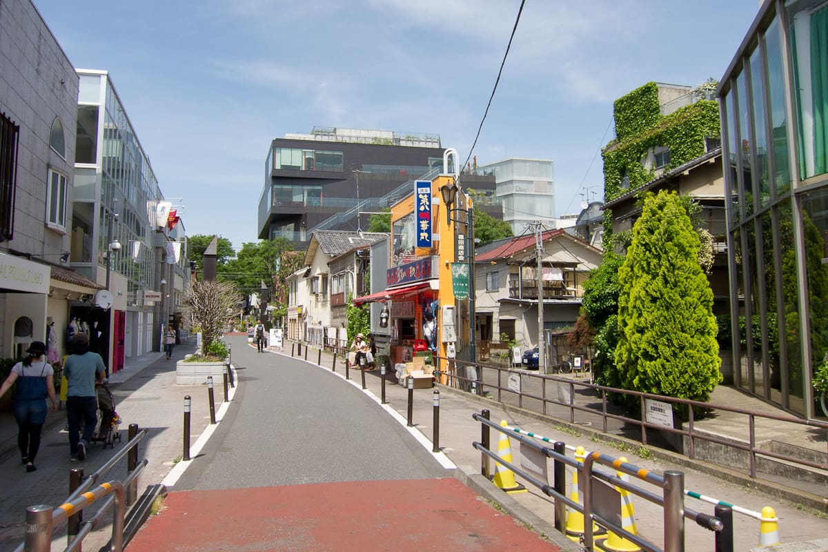 Boutiques et arbres dans Cat Street, sur la promenade de Shibuya à Harajuku
