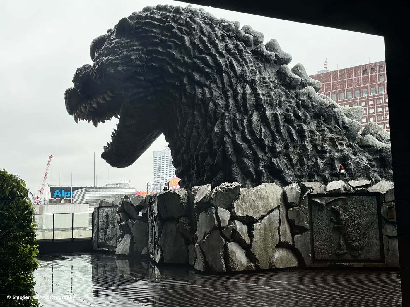 La tête de Godzilla sur la terrasse du Hotel Gracery Shinjuku, à Kabukicho