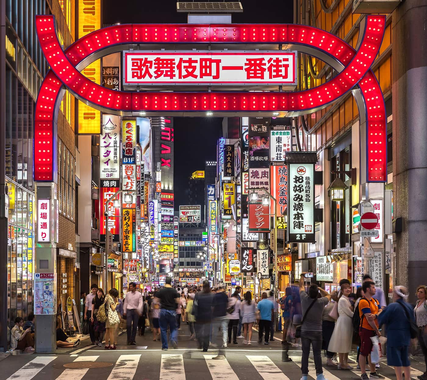 La porte rouge de Kabukicho Ichibangai et ses néons la nuit, côté est de Shinjuku