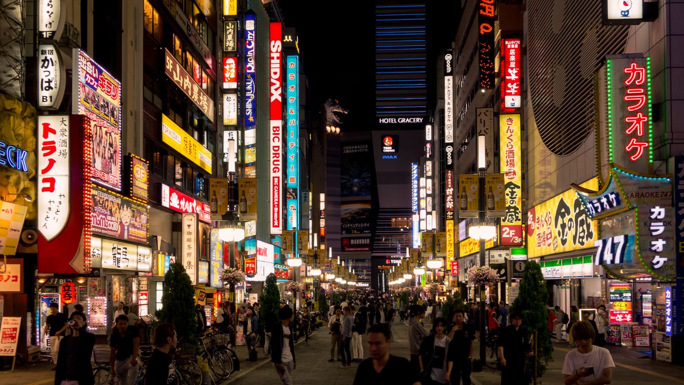 Néons et foule dans une rue de Kabukicho à Shinjuku, la nuit