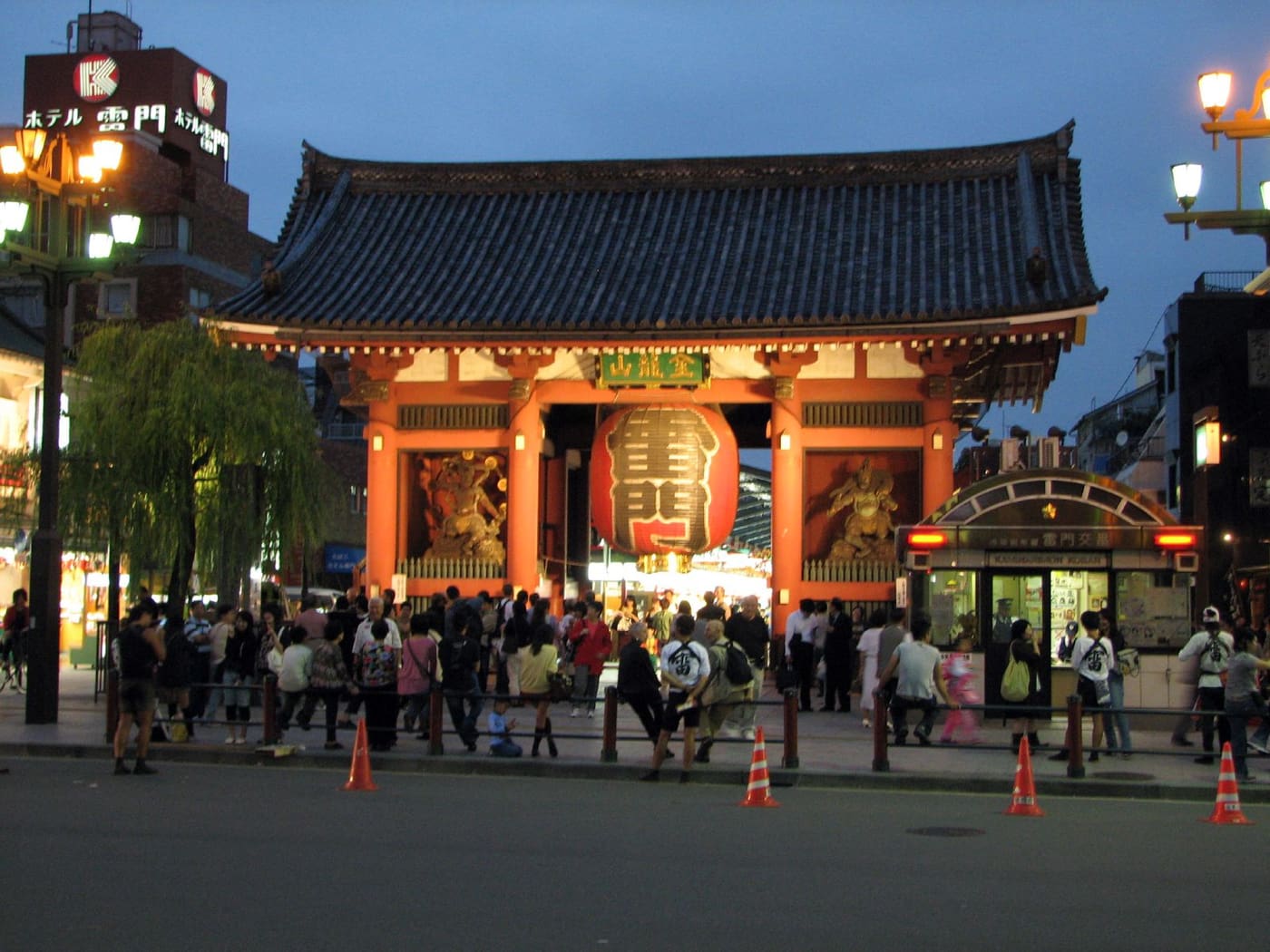 Des visiteurs devant la porte Kaminarimon du Senso-ji à Asakusa, à la tombée de la nuit