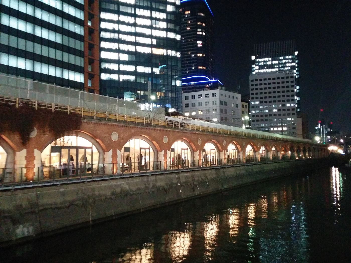 Shops in the brick railway arches of mAAch ecute Kanda Manseibashi