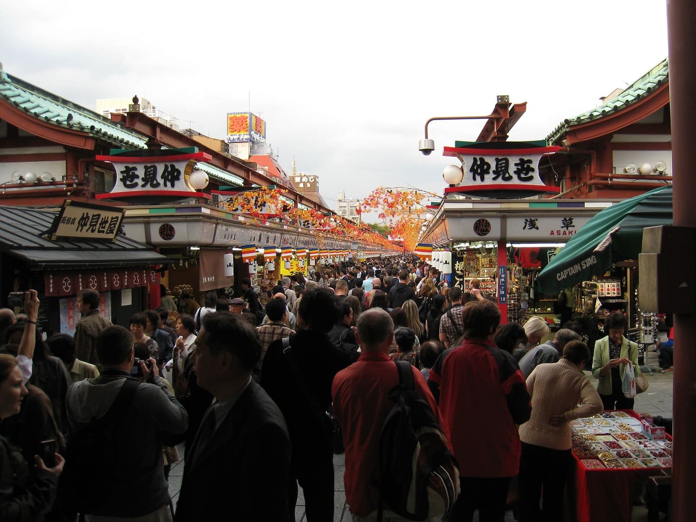 浅草寺への参道、仲見世通りの店と人々、浅草