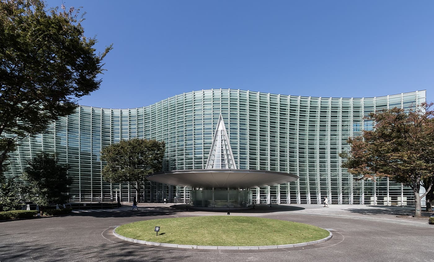六本木の国立新美術館、波形のガラスのファサードと逆円錐形のエントランス