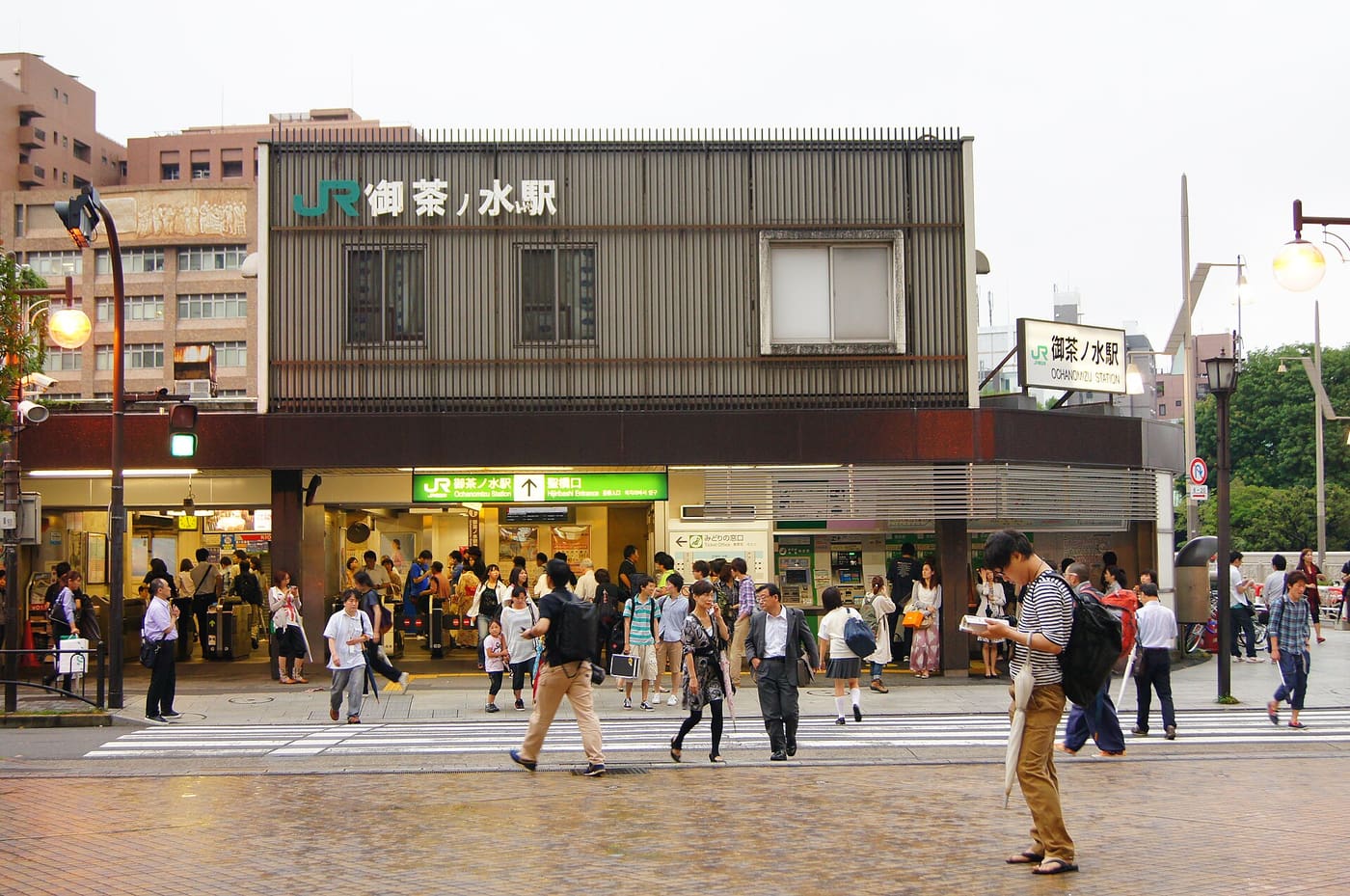 神田川の上にある、JR御茶ノ水駅の聖橋口
