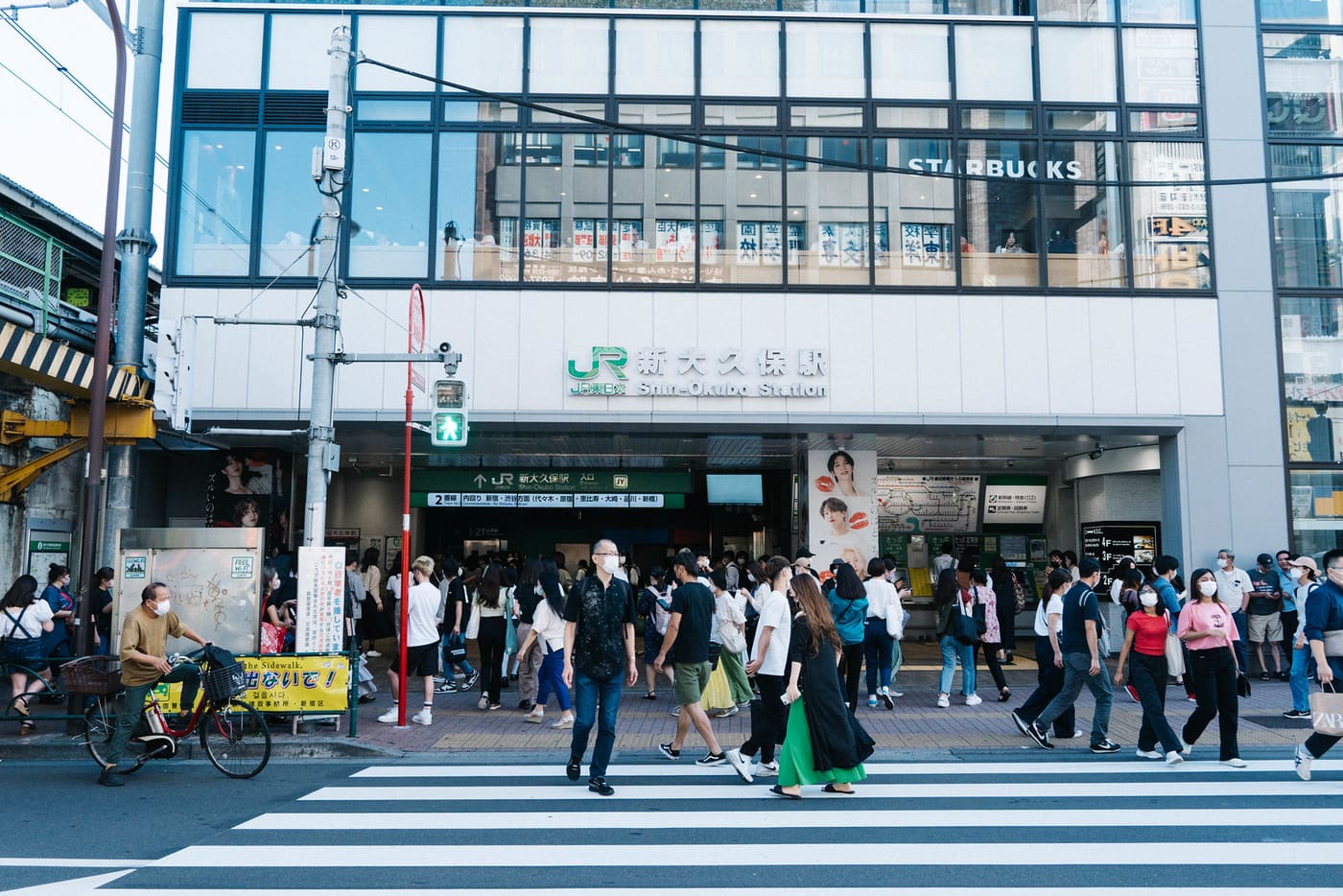 La foule devant la gare JR de Shin-Okubo, à l’entrée du Koreatown de Tokyo