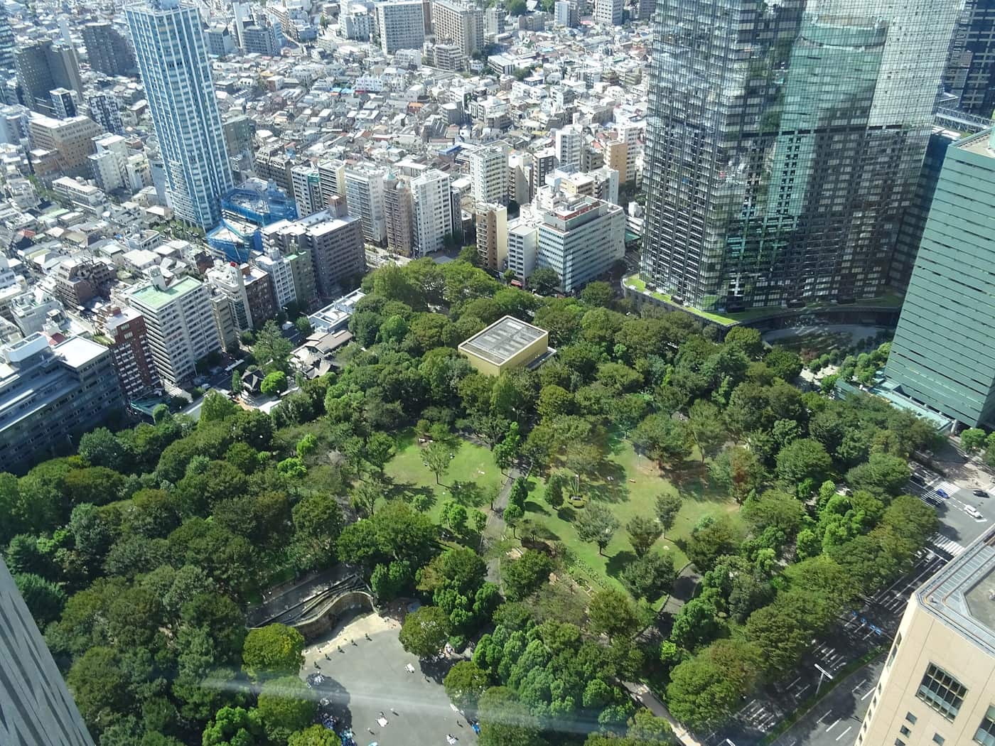 Le parc central de Shinjuku vu d’en haut, entouré par les gratte-ciel de Nishi-Shinjuku