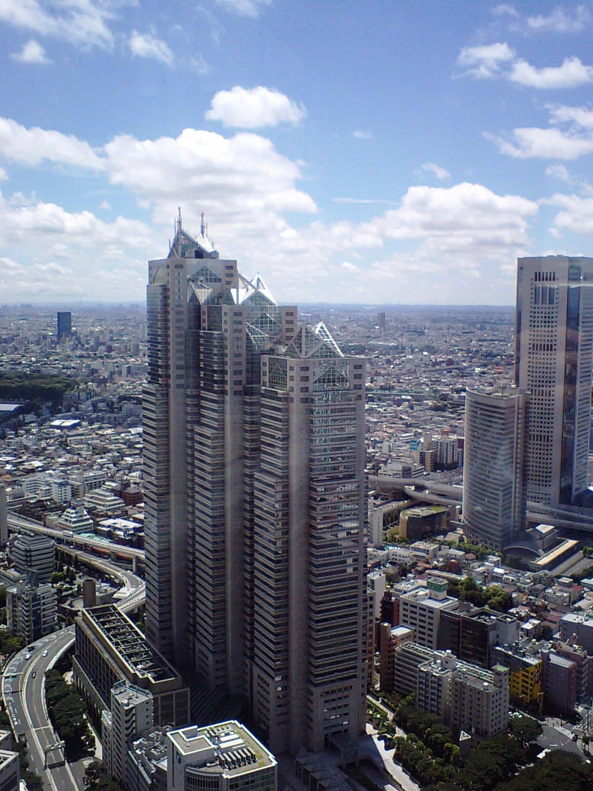 La Shinjuku Park Tower, qui abrite le Park Hyatt Tokyo, au-dessus de la ville