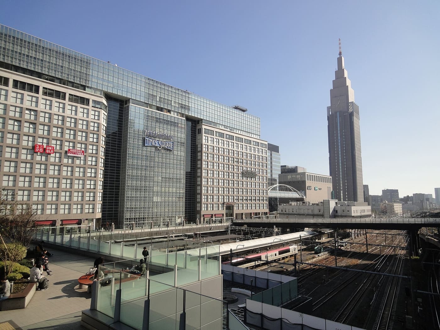 Takashimaya Times Square et la tour Docomo au-dessus des voies, sortie sud de Shinjuku
