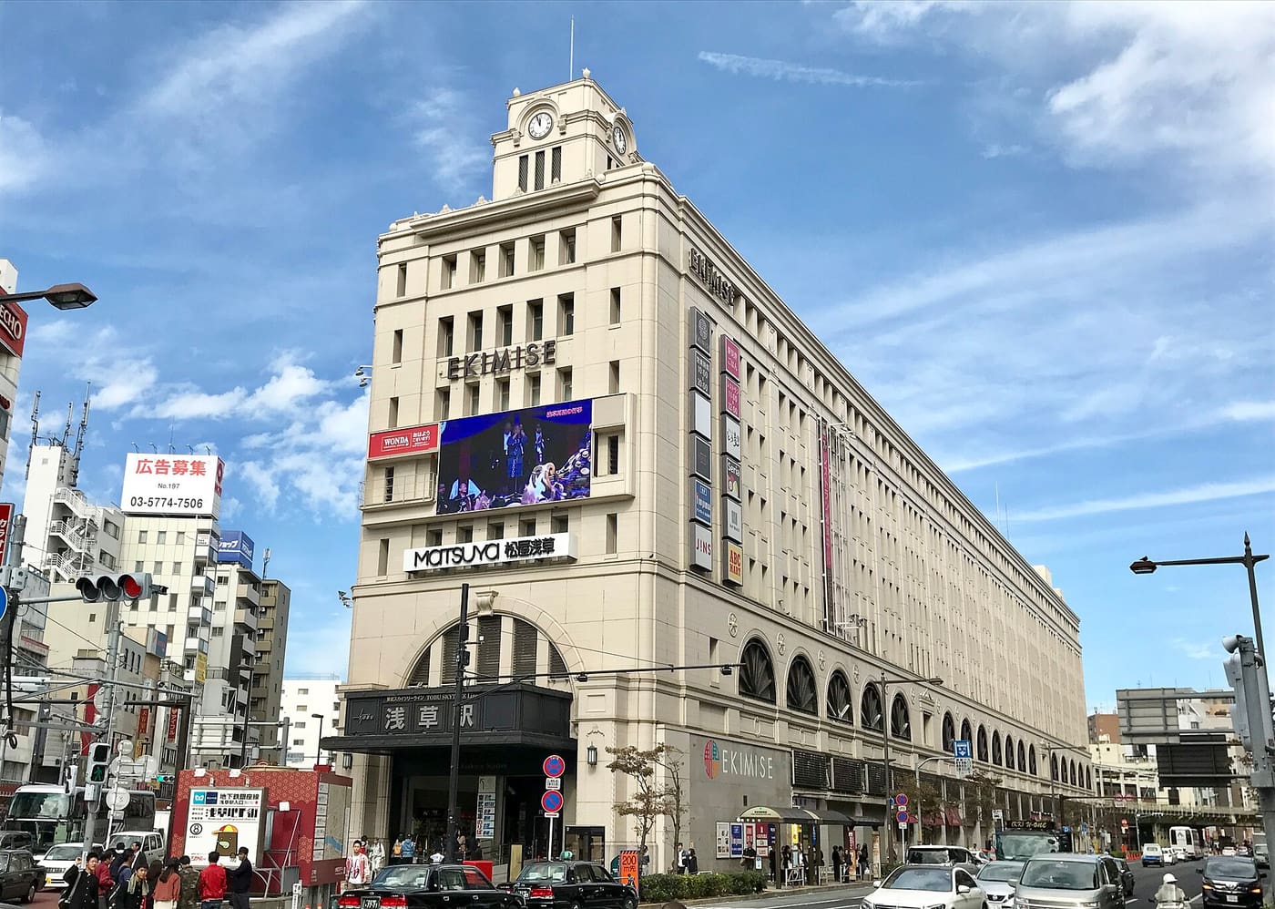La gare Tobu Asakusa et la façade du grand magasin Matsuya