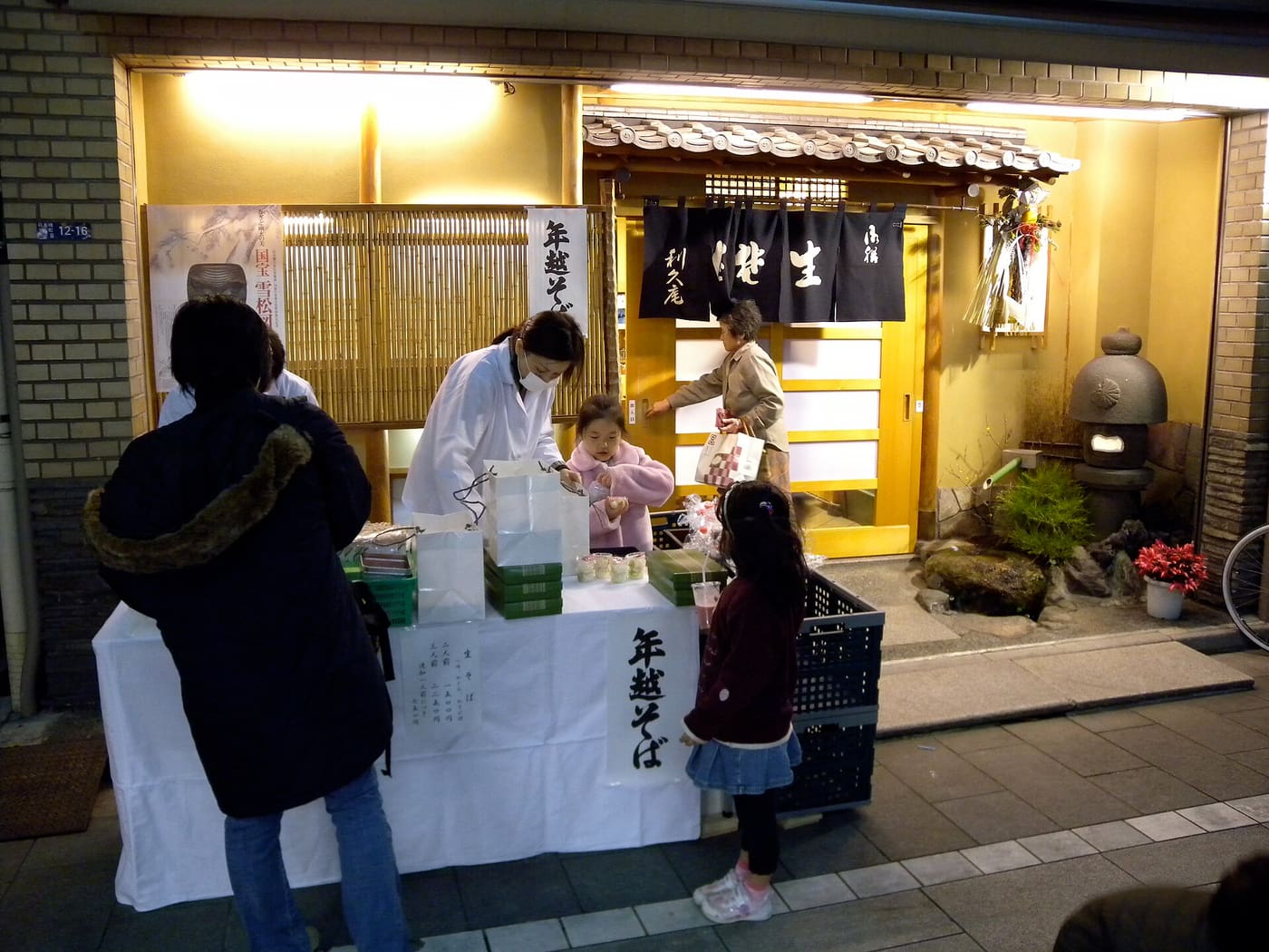 A Tokyo soba shop selling toshikoshi soba from a table set up outside its entrance