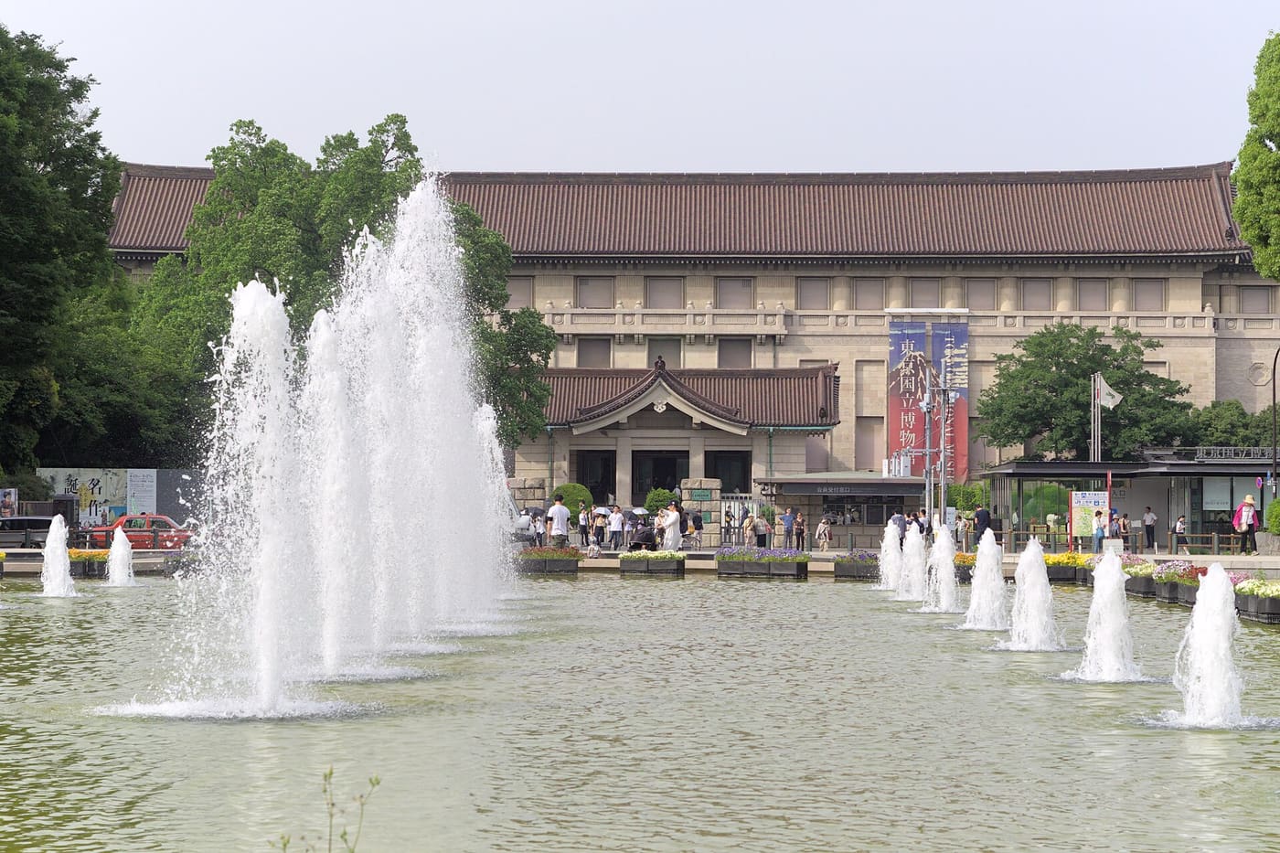 上野公園の噴水広場と、奥に見える東京国立博物館
