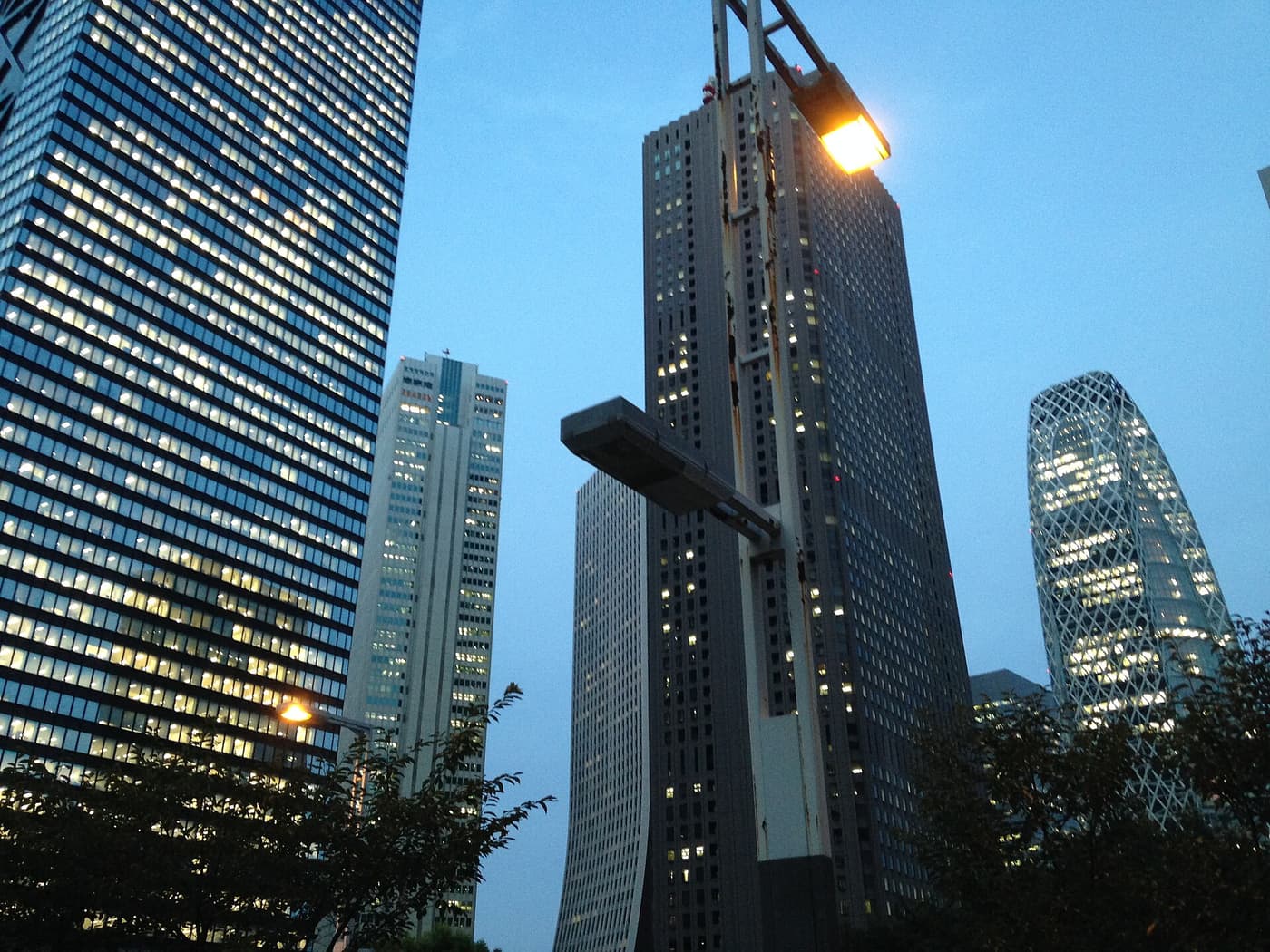 Les gratte-ciel de Shinjuku ouest et les lampadaires au crépuscule