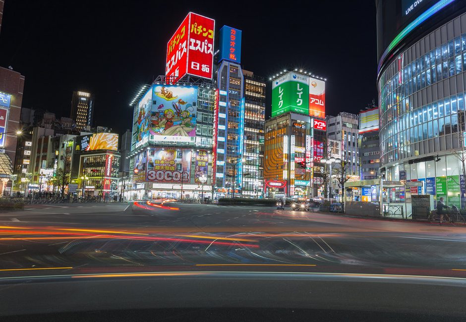 Enseignes au néon du côté est de Shinjuku, la nuit